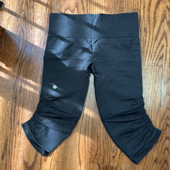 Lululemon cropped leggings with ruching, size 8 - Picture 2 of 4